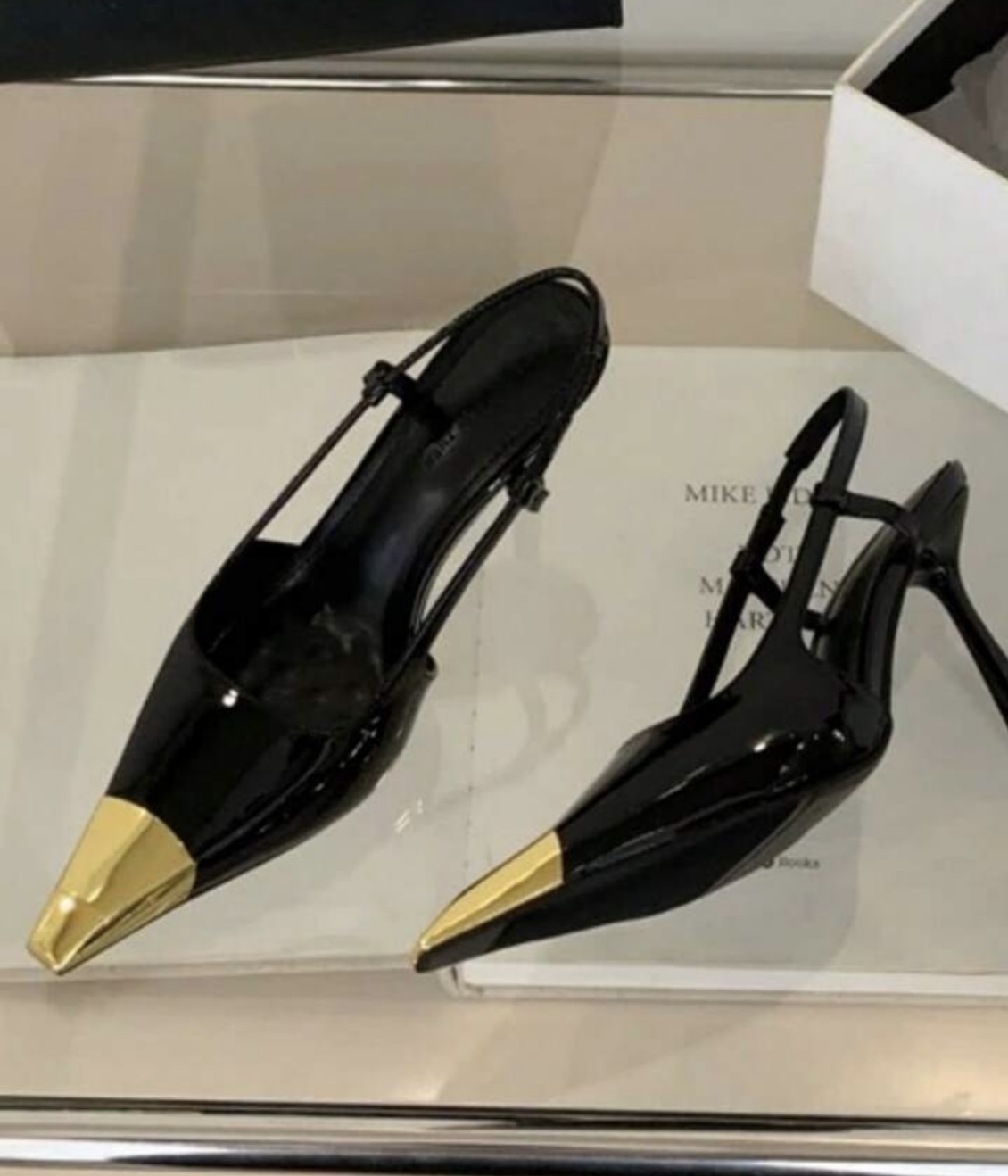 Salto preto com bico dourado