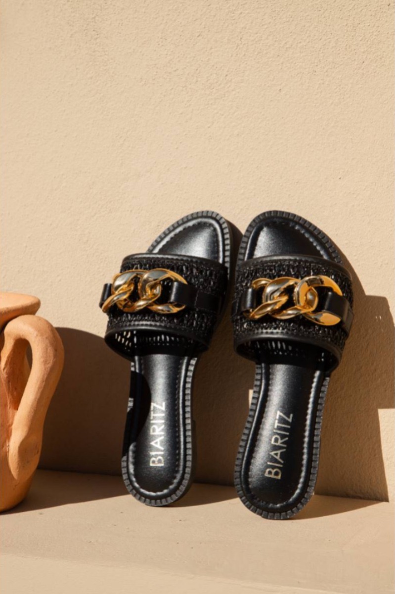 Slide preto com corrente dourada – Outlet Camila Porto Shoes
