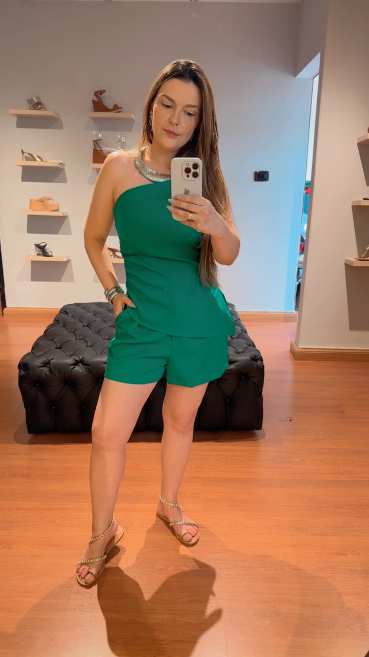 Interior da loja Outlet Camila Porto Shoes